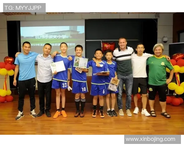 少年绿茵追梦时刻足球孩子与偶像球星温暖相遇